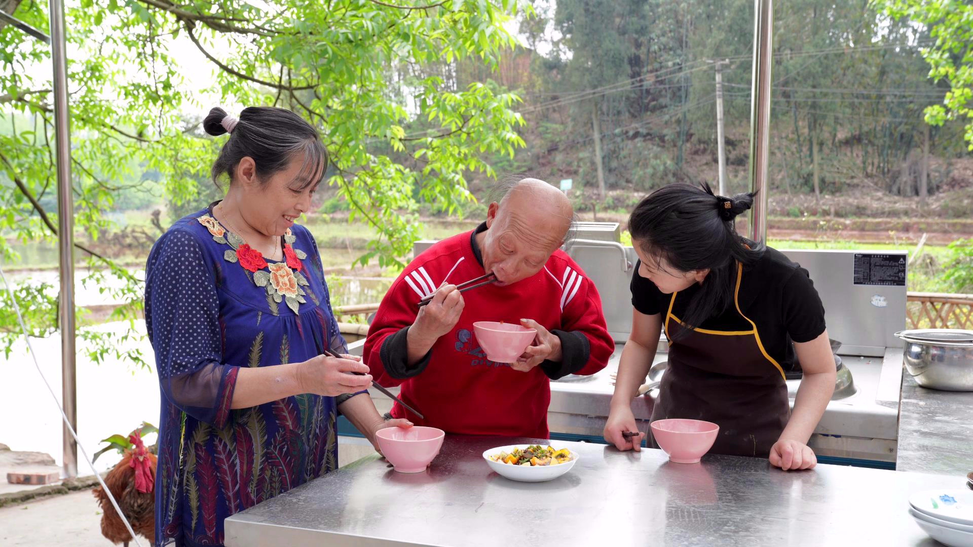 漆二娃vlog:师父很忙的时候,我也和你们一样看视频学习厨艺